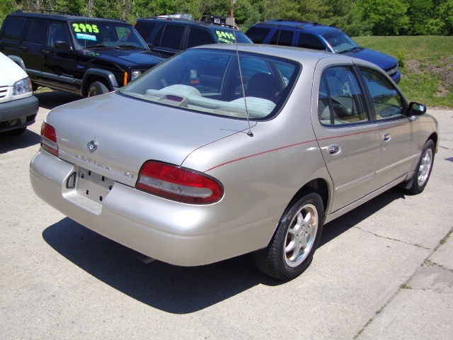 1997 Nissan altima gle sedan 4d #8