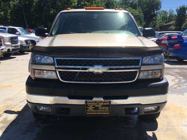 2005 Chevrolet Silverado 2500 LS 4dr Extended Cab LS - Photo 2 - Cincinnati, OH 45255