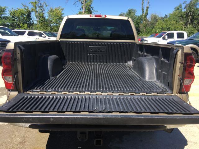 2005 Chevrolet Silverado 2500 LS 4dr Extended Cab LS - Photo 25 - Cincinnati, OH 45255