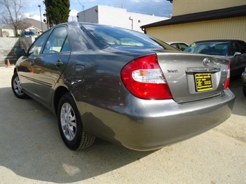 special features of the 2004 toyota camry #4