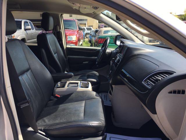 2012 Chrysler Town & Country Touring - Photo 8 - Cincinnati, OH 45255