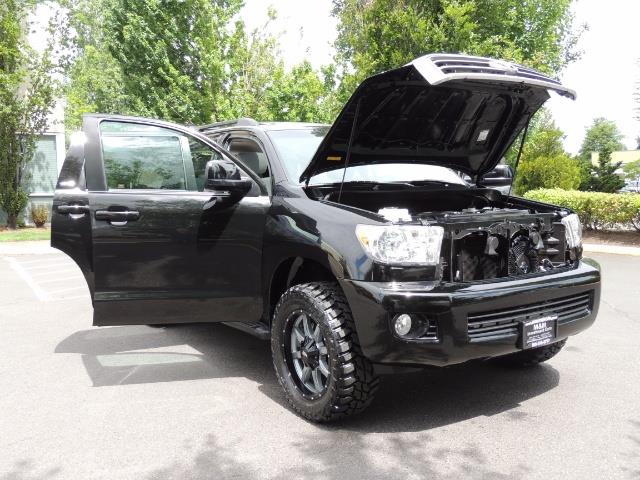 2016 Toyota Sequoia SR5 / 4WD / Third Seat / Sunroof / Backup / LIFTED - Photo 31 - Portland, OR 97217
