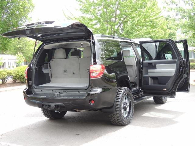 2016 Toyota Sequoia SR5 / 4WD / Third Seat / Sunroof / Backup / LIFTED - Photo 29 - Portland, OR 97217