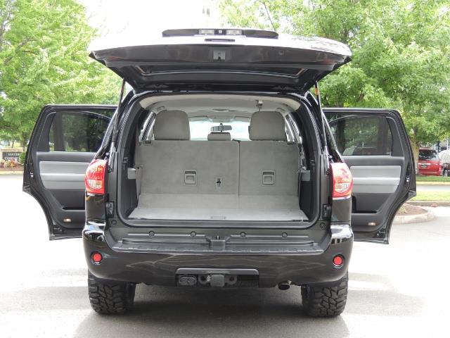 2016 Toyota Sequoia SR5 / 4WD / Third Seat / Sunroof / Backup / LIFTED - Photo 28 - Portland, OR 97217