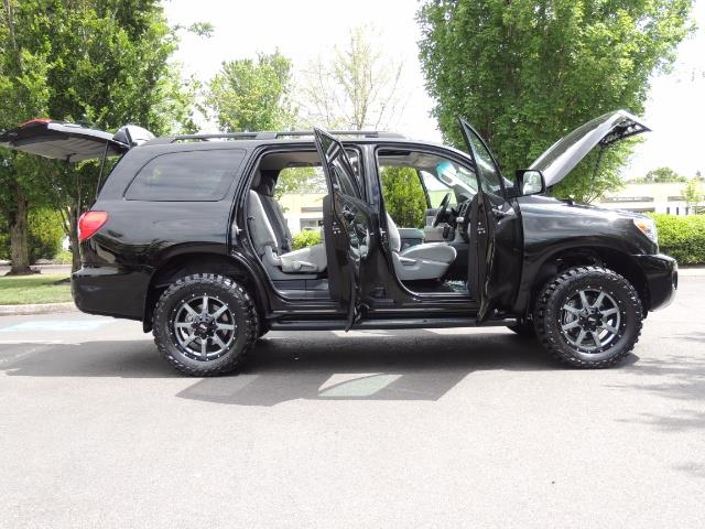 2016 Toyota Sequoia SR5 / 4WD / Third Seat / Sunroof / Backup / LIFTED - Photo 30 - Portland, OR 97217
