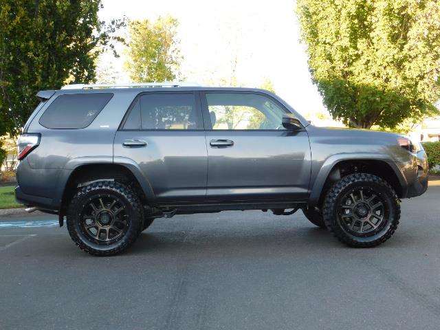 2016 Toyota 4Runner SR5 / 4WD / Sport Utility / LIFTED LIFTED - Photo 4 - Portland, OR 97217