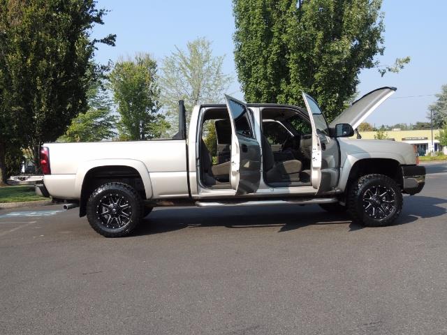2004 Chevrolet Silverado 2500 4X4 Crew Cab / V8 6.0L / Custom Wheels & NEW TIRES - Photo 22 - Portland, OR 97217