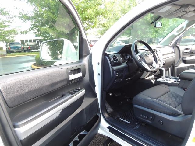2017 Toyota Tundra SR5 / CrewMax / 4X4 / 5.7L / 6000 MILES / LIFTED - Photo 13 - Portland, OR 97217