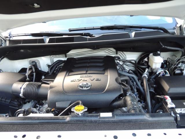 2017 Toyota Tundra SR5 / CrewMax / 4X4 / 5.7L / 6000 MILES / LIFTED - Photo 33 - Portland, OR 97217