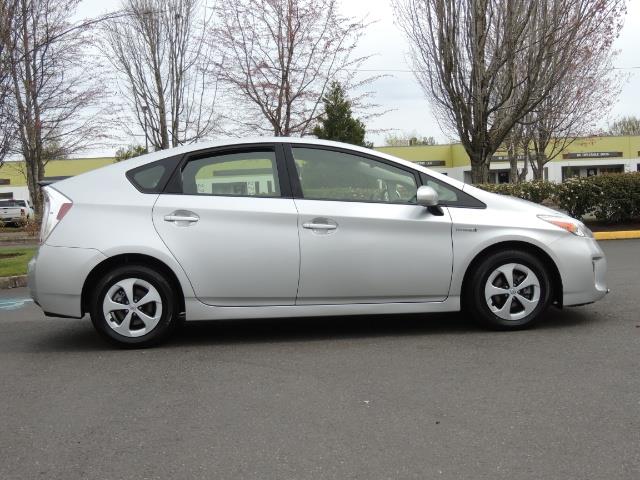 2013 Toyota Prius Two / HatchBack / Only 37K Miles - Photo 4 - Portland, OR 97217