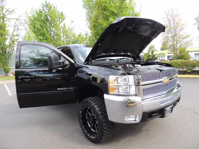 2009 Chevrolet Silverado 2500 LTZ / 4X4 / 6.6L Duramax Diesel / Allison Tranny - Photo 30 - Portland, OR 97217