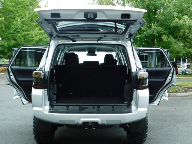 2016 Toyota 4Runner SR5 / 4WD / Navigation / backup camera / LIFTED - Photo 27 - Portland, OR 97217