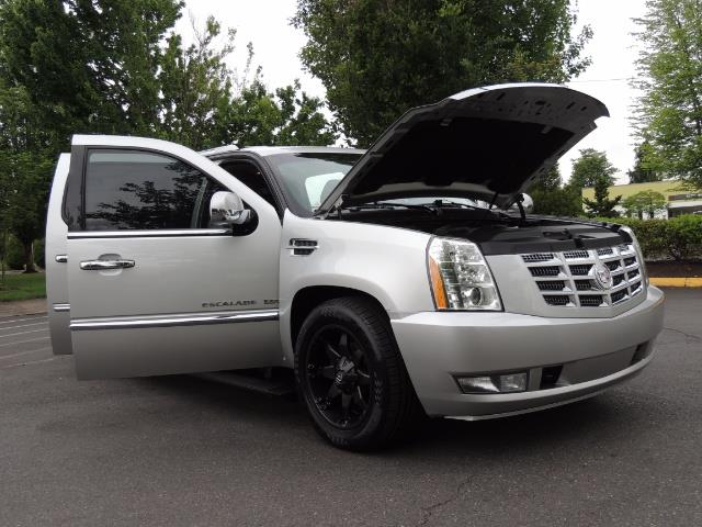 2010 Cadillac Escalade ESV Premium / AWD / DVD / Backup Camera / Excel Co - Photo 31 - Portland, OR 97217