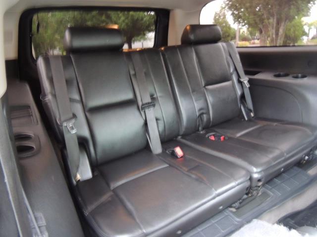 2010 Cadillac Escalade ESV Premium / AWD / DVD / Backup Camera / Excel Co - Photo 13 - Portland, OR 97217