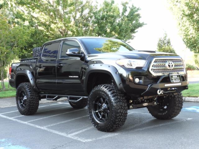 2017 Toyota Tacoma TRD 4X4 CUSTOM / WINCH / PRO COMP LIFT / 3 K MILES - Photo 2 - Portland, OR 97217