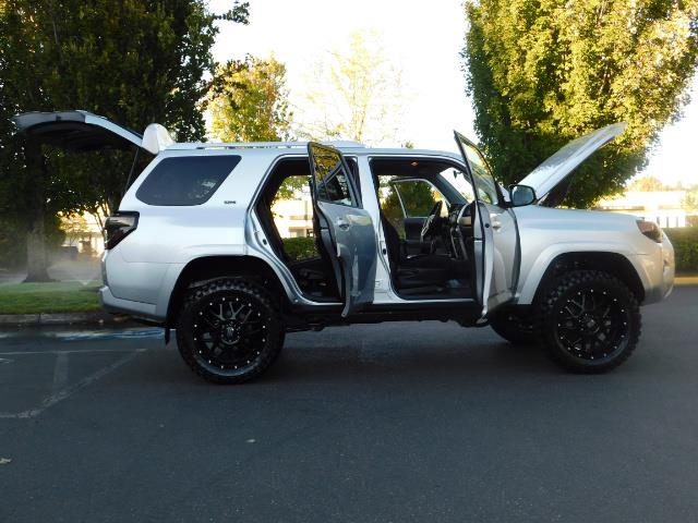 2016 Toyota 4Runner SR5 / 4WD / THIRD SEAT / LIFTED LIFTED - Photo 30 - Portland, OR 97217