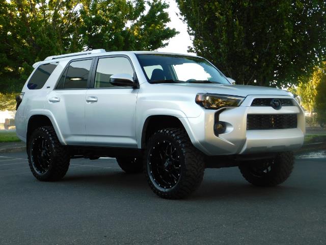 2016 Toyota 4Runner SR5 / 4WD / THIRD SEAT / LIFTED LIFTED - Photo 2 - Portland, OR 97217