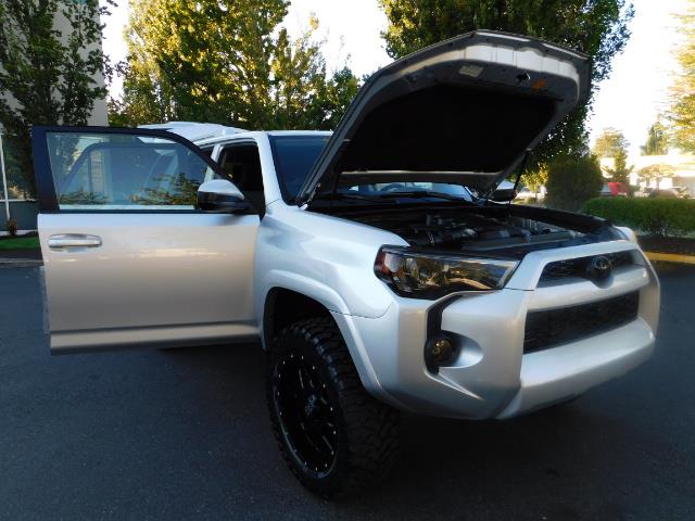 2016 Toyota 4Runner SR5 / 4WD / THIRD SEAT / LIFTED LIFTED - Photo 31 - Portland, OR 97217