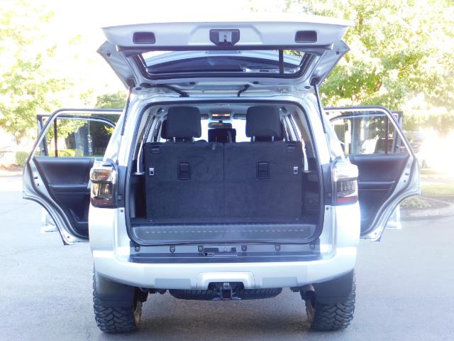 2016 Toyota 4Runner SR5 / 4WD / THIRD SEAT / LIFTED LIFTED - Photo 28 - Portland, OR 97217