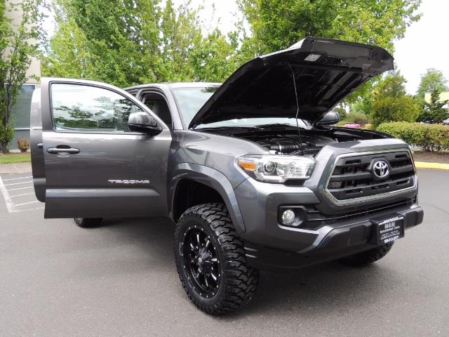 2017 Toyota Tacoma SR5 V6 / 4x4 / Double cab / Backup / LIFTED LIFTED - Photo 31 - Portland, OR 97217