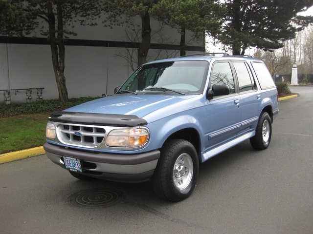 1997 Ford Explorer XLT 4X4 / 4-Door / 6-Passenger / Clean Title