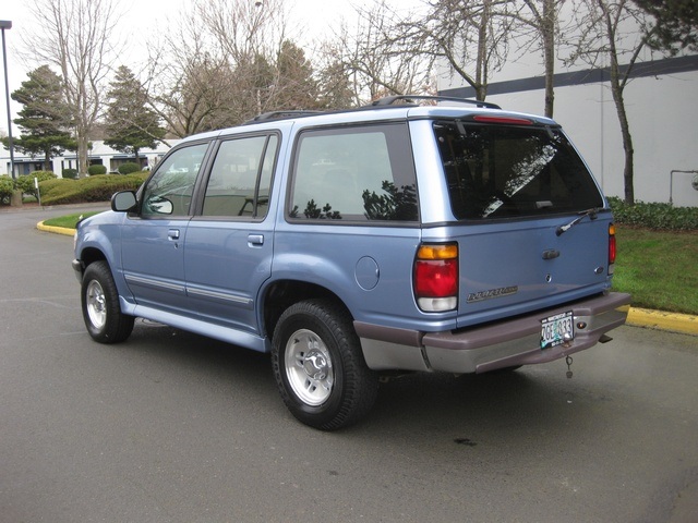 1997 Ford Explorer XLT 4X4 / 4-Door / 6-Passenger / Clean Title