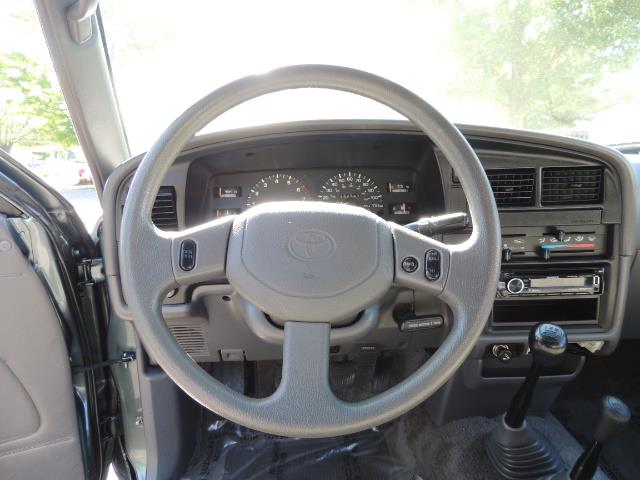 1993 Toyota Pickup Deluxe V6 2dr Deluxe V6 / 4X4 / 5-SPEED / 1-OWNER - Photo 16 - Portland, OR 97217