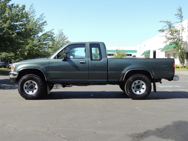 1993 Toyota Pickup Deluxe V6 2dr Deluxe V6 / 4X4 / 5-SPEED / 1-OWNER - Photo 3 - Portland, OR 97217