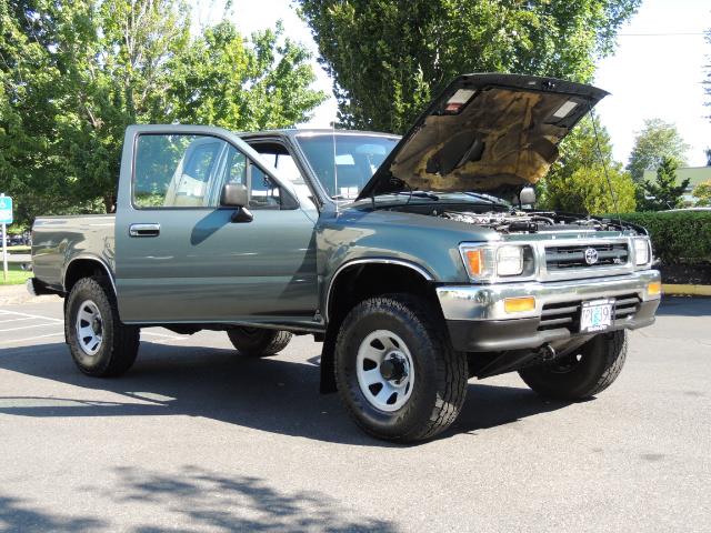 1993 Toyota Pickup Deluxe V6 2dr Deluxe V6 / 4X4 / 5-SPEED / 1-OWNER - Photo 28 - Portland, OR 97217