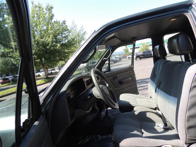 1993 Toyota Pickup Deluxe V6 2dr Deluxe V6 / 4X4 / 5-SPEED / 1-OWNER - Photo 13 - Portland, OR 97217