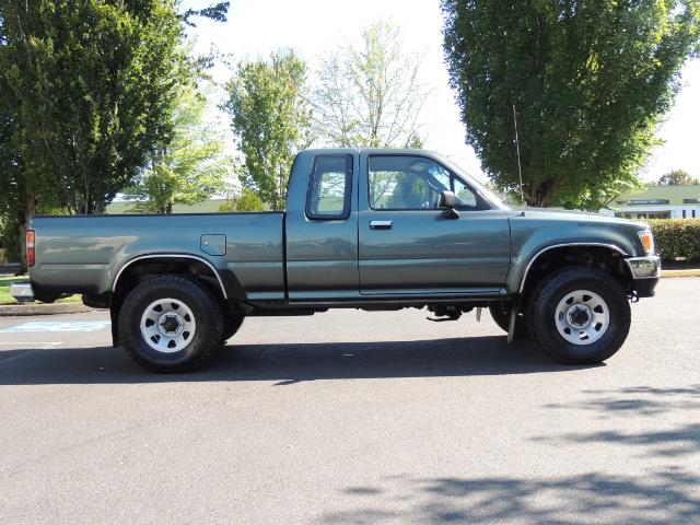 1993 Toyota Pickup Deluxe V6 2dr Deluxe V6 / 4X4 / 5-SPEED / 1-OWNER - Photo 4 - Portland, OR 97217