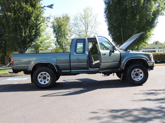 1993 Toyota Pickup Deluxe V6 2dr Deluxe V6 / 4X4 / 5-SPEED / 1-OWNER - Photo 24 - Portland, OR 97217