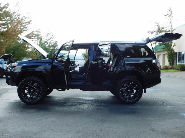 2016 Toyota 4Runner SR5 / 4WD / Navi / Backup Camera/ LIFTED LIFTED - Photo 27 - Portland, OR 97217
