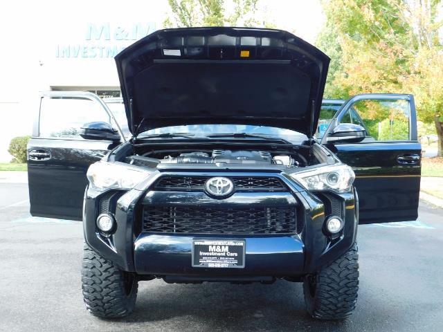 2016 Toyota 4Runner SR5 / 4WD / Navi / Backup Camera/ LIFTED LIFTED - Photo 31 - Portland, OR 97217
