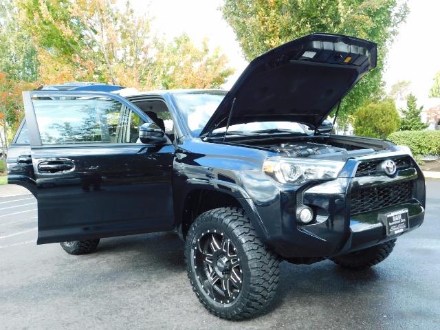 2016 Toyota 4Runner SR5 / 4WD / Navi / Backup Camera/ LIFTED LIFTED - Photo 26 - Portland, OR 97217