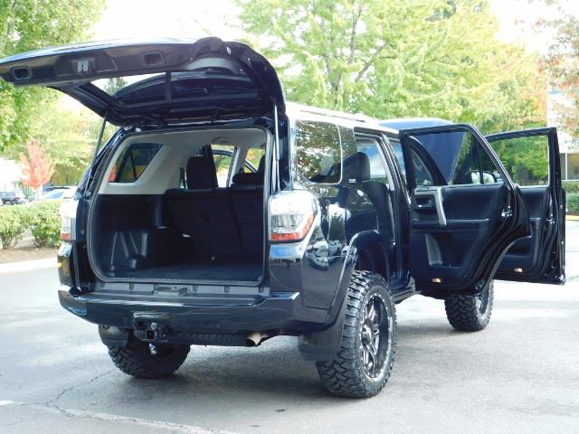 2016 Toyota 4Runner SR5 / 4WD / Navi / Backup Camera/ LIFTED LIFTED - Photo 30 - Portland, OR 97217