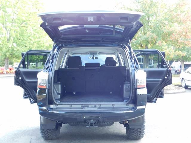 2016 Toyota 4Runner SR5 / 4WD / Navi / Backup Camera/ LIFTED LIFTED - Photo 19 - Portland, OR 97217