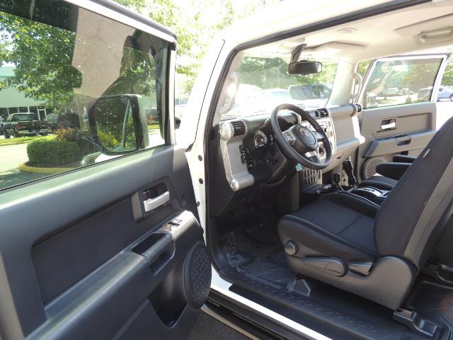 2013 Toyota FJ Cruiser 4X4 / DIFF LOCKS / LIFTED / 1-OWNER - Photo 16 - Portland, OR 97217