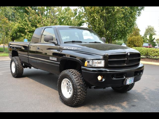 2001 Dodge Ram 2500 SLT Plus / 4X4 / 5.9L DIESEL / Leather / LIFTED - Photo 2 - Portland, OR 97217