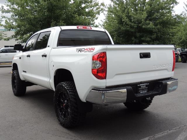 2016 Toyota Tundra SR5 / TRD OFF RD / 4X4 / 1-OWNER/ LIFTED - Photo 7 - Portland, OR 97217