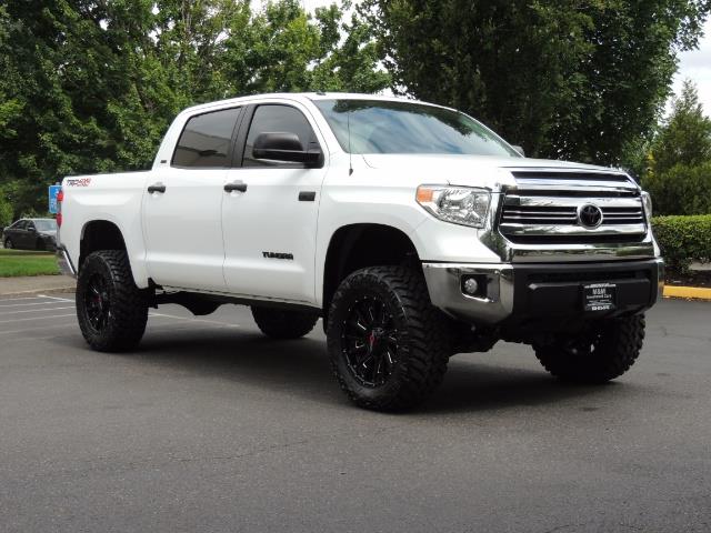 2016 Toyota Tundra SR5 / TRD OFF RD / 4X4 / 1-OWNER/ LIFTED - Photo 2 - Portland, OR 97217
