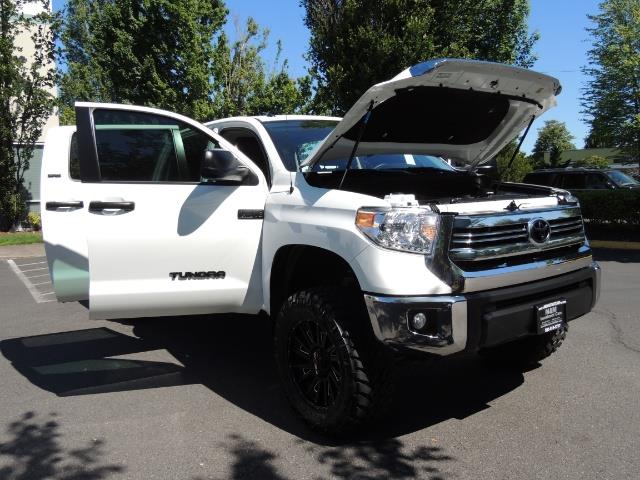 2016 Toyota Tundra SR5 / TRD OFF RD / 4X4 / 1-OWNER/ LIFTED - Photo 30 - Portland, OR 97217