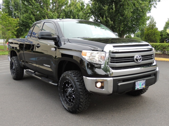 2014 Toyota Tundra SR5 / Crew Cab / 4X4 / 5.7L / LIFTED LIFTED