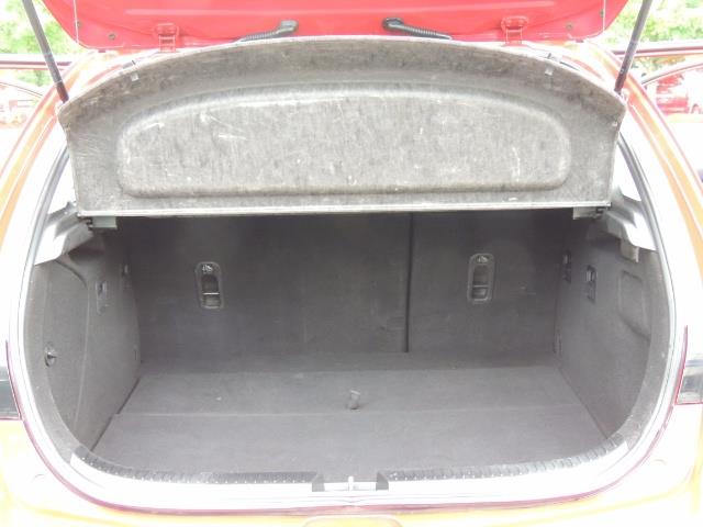 2005 Mazda Mazda3 SP23 Special Edition / Wagon/ 5-SPEED / Sunroof - Photo 28 - Portland, OR 97217