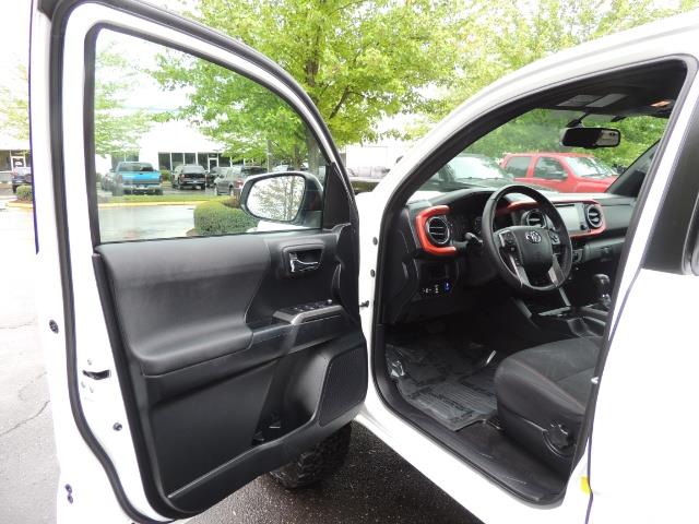 2016 Toyota Tacoma TRD Sport / 4X4 / Navi / Sunroof / LOADED / LIFTED - Photo 10 - Portland, OR 97217