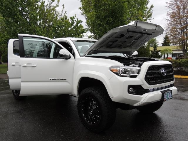2016 Toyota Tacoma TRD Sport / 4X4 / Navi / Sunroof / LOADED / LIFTED - Photo 42 - Portland, OR 97217