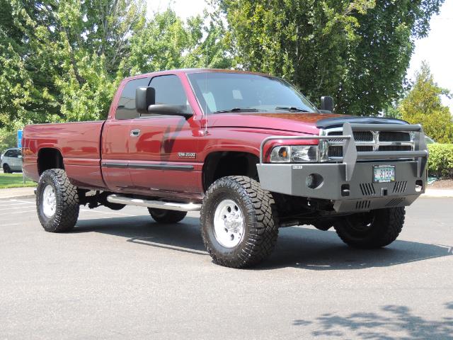 2001 Dodge Ram 2500 SLT 4dr / 4X4 / 5.9L DIESEL / 6-SPEED / LIFTED - Photo 2 - Portland, OR 97217
