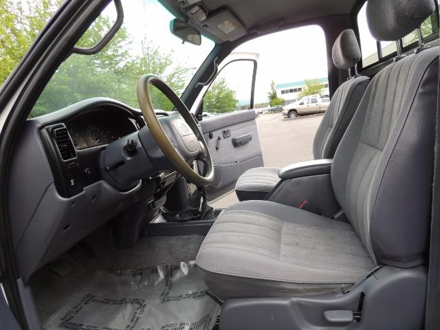 2000 Toyota Tacoma 2dr 4WD 5Spd Manual / New 31 " Mud Tires - Photo 17 - Portland, OR 97217