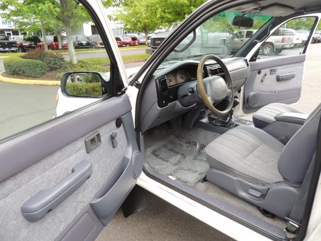2000 Toyota Tacoma 2dr 4WD 5Spd Manual / New 31 " Mud Tires - Photo 15 - Portland, OR 97217