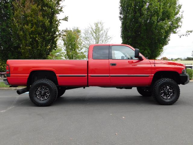 1998 Dodge Ram 2500 Laramie SLT / 4X4 / 5.9L DIESEL / 12-VALVE / 5-SPD - Photo 4 - Portland, OR 97217